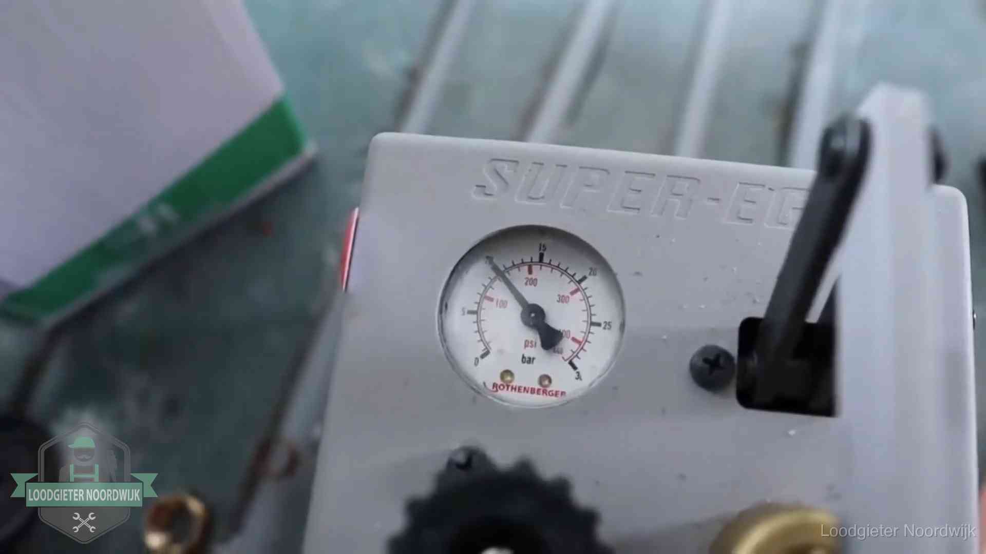 Manometer van een afperspomp bij controle van nieuw leidingwerk in Noordwijk