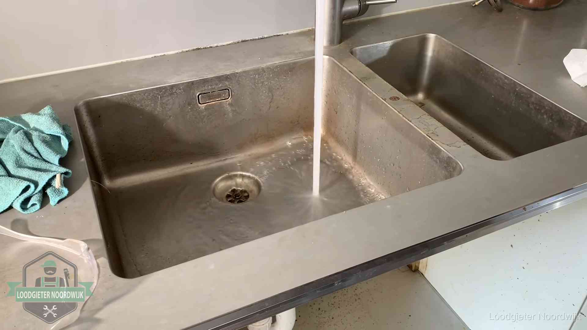 Doorstroomtest van de afvoer bij een gootsteen in Noordwijk
