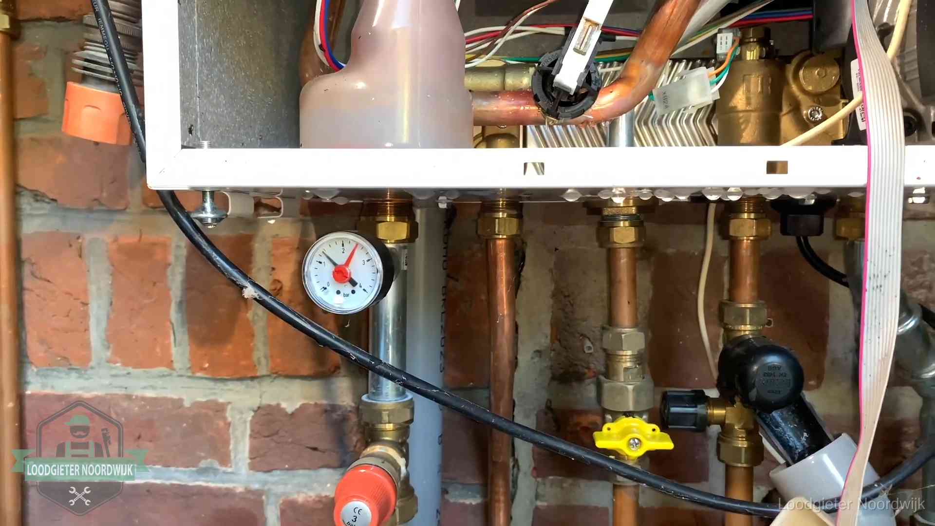 Manometer en aansluitleidingen onder een cv-ketel in Noordwijk bij controle op drukverlies