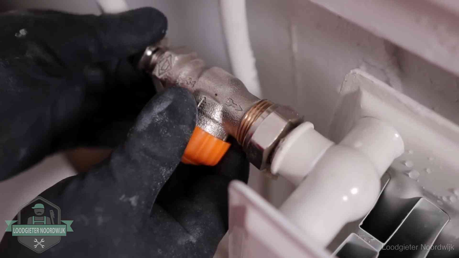 Je cv winterklaar maken in Noordwijk Thermostaatkraan wordt gemonteerd op een radiator in Noordwijk voor het stookseizoen