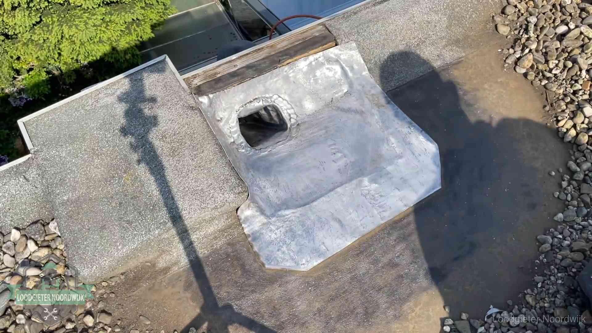 Noodafdichting bij daklekkage in Noordwijk Vers afgedichte dakdoorvoer met lood en zink op een plat dak in Noordwijk
