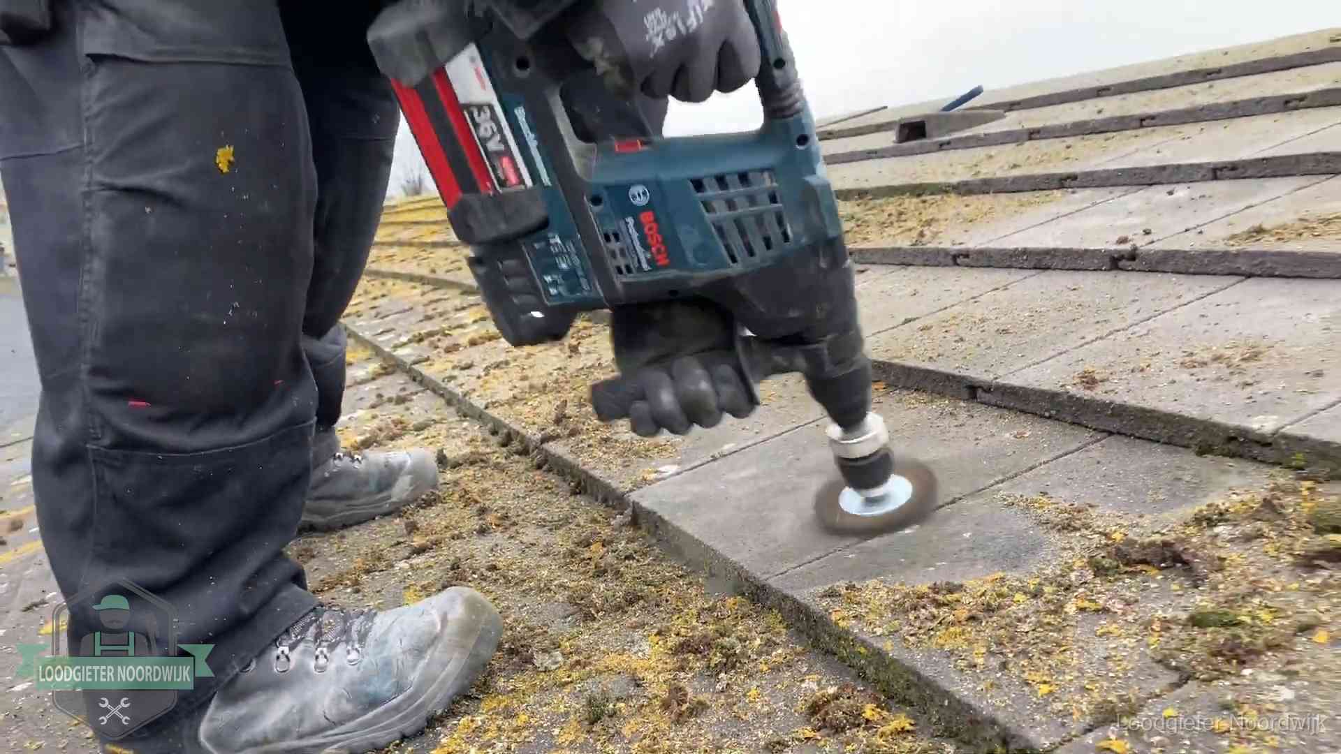 Dakonderhoud en preventie in Noordwijk Betonnen dakpannen worden machinaal gereinigd tijdens dakonderhoud in Noordwijk