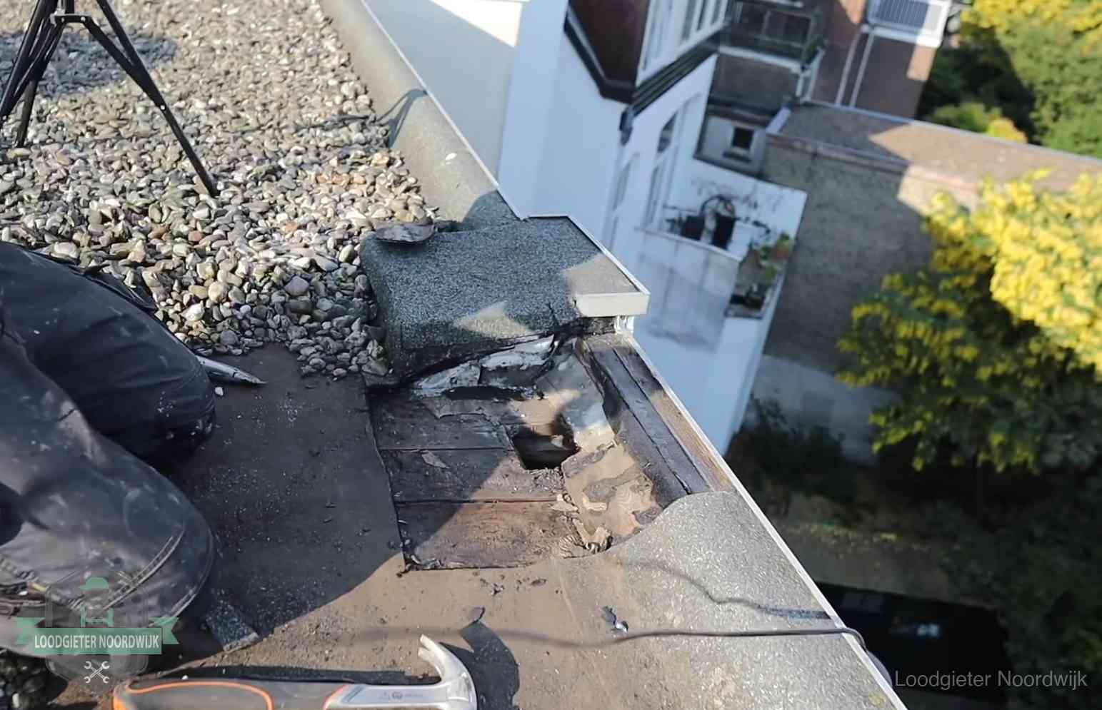 Gevolgen van een daklekkage in Noordwijk Opengelegde dakrand met verrot dakbeschot door een langdurige daklekkage in Noordwijk