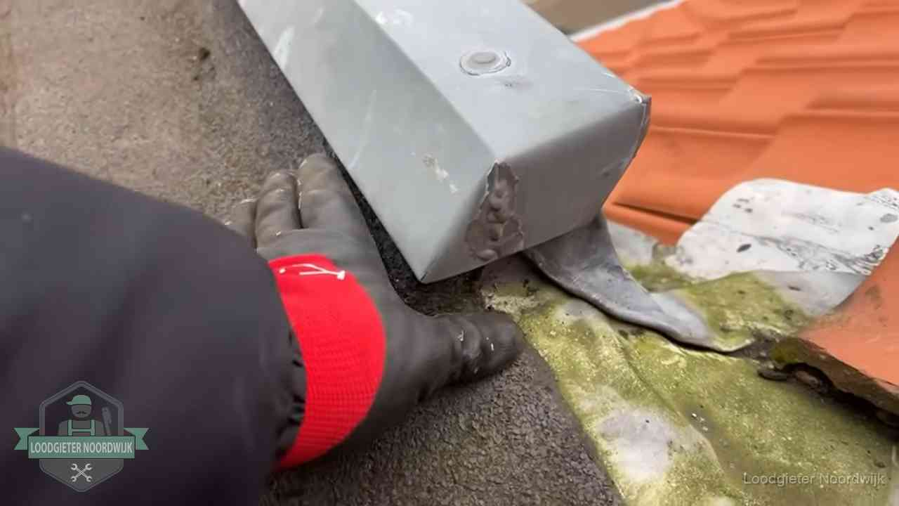 Hemelwaterafvoer en dakgoot controleren in Noordwijk Controle van een zinken hemelwaterafvoer met loodslab bij dakpannen in Noordwijk