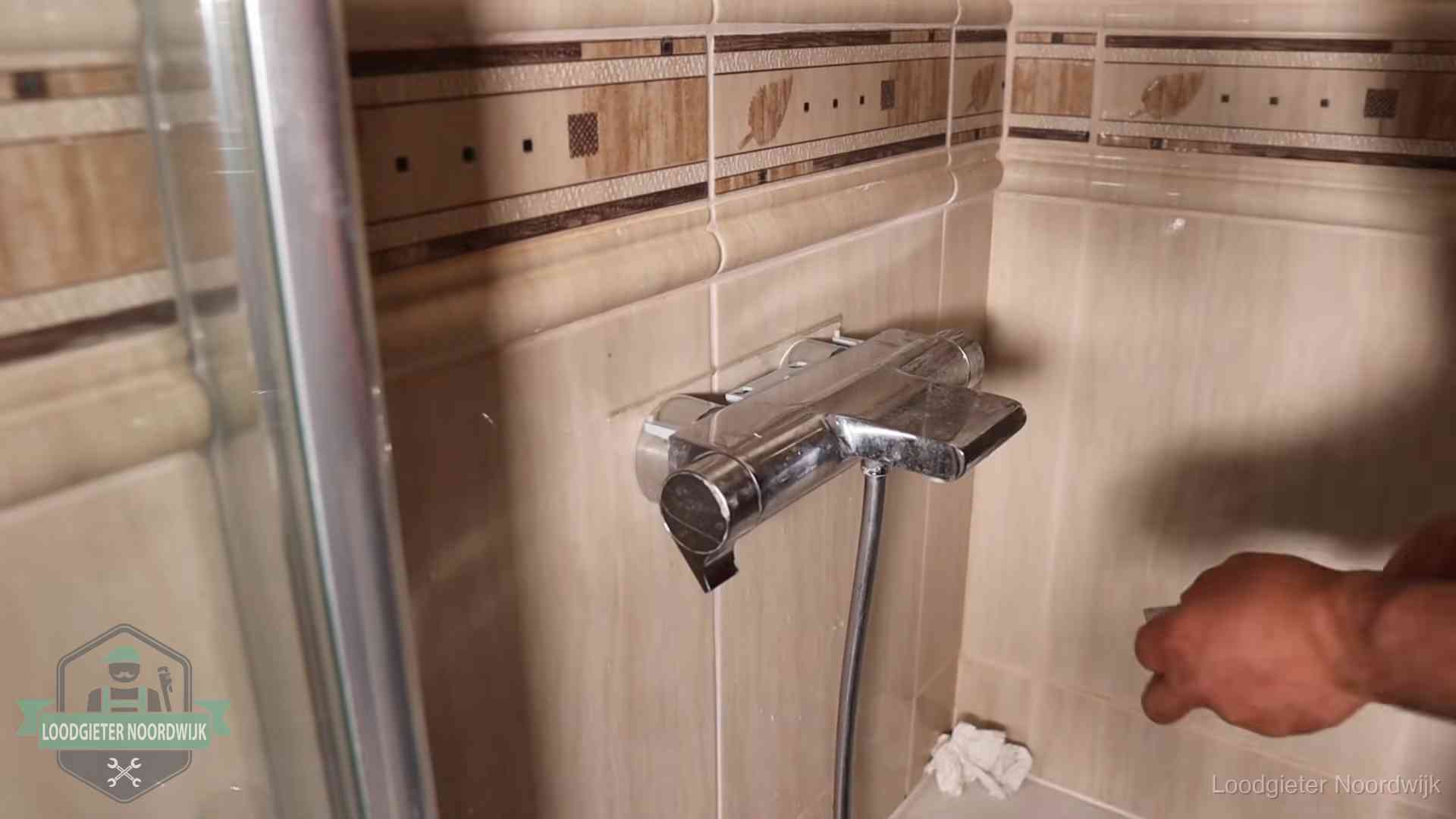 Kalkaanslag en je cv-ketel in Noordwijk Verkalkte douche-mengkraan in Noordwijk, hetzelfde kalk dat zich in de warmtewisselaar afzet
