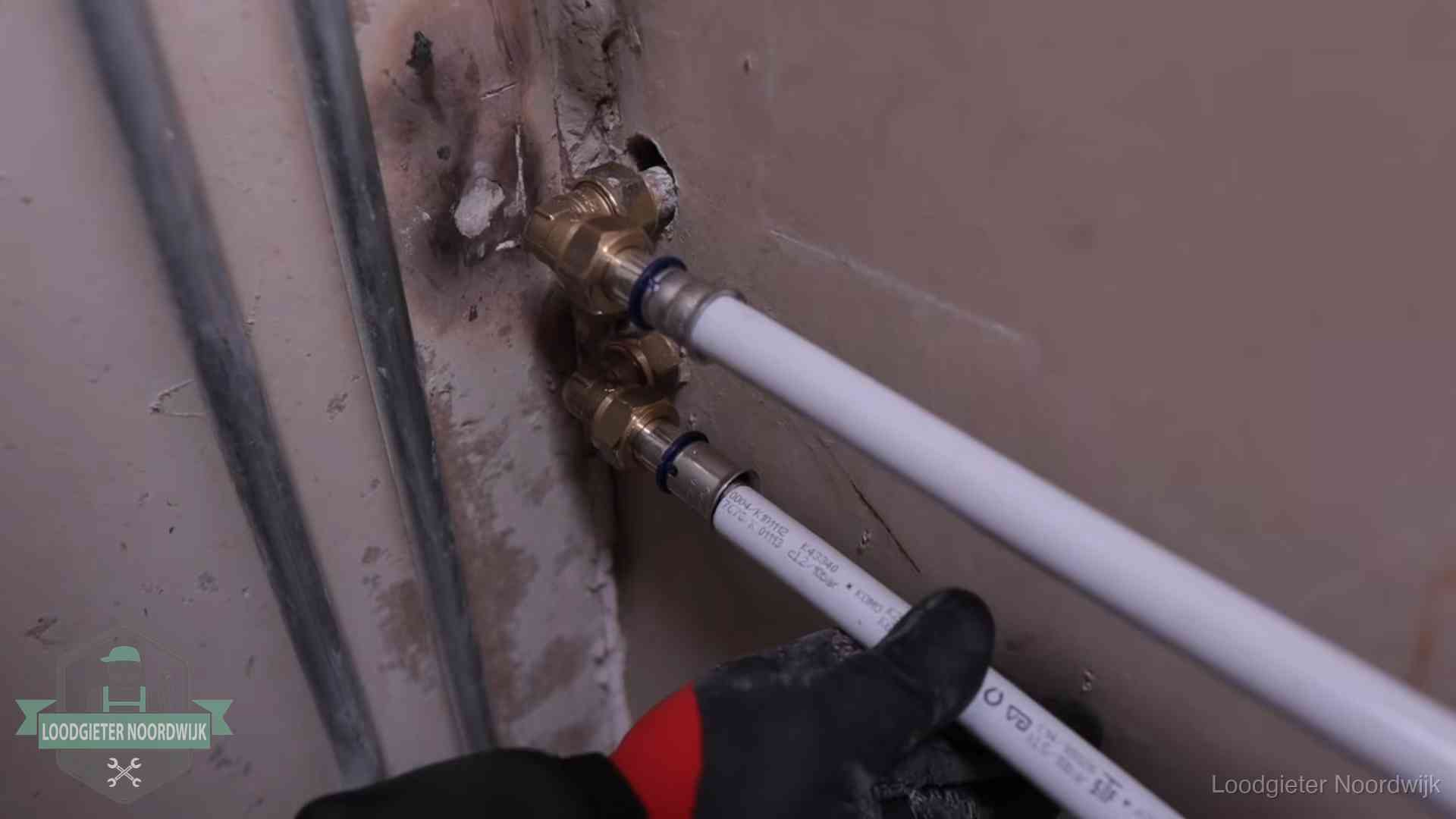 Meerlagenbuizen met keurmerk en rvs persfittingen op muuraansluitingen in Noordwijk