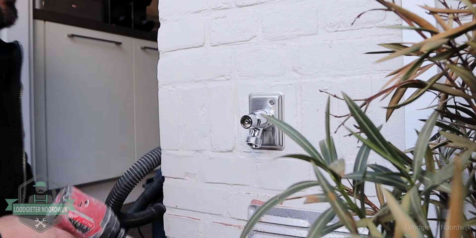 Daklek of leidinglek testen in Noordwijk Chromen kraan op een muurplaat bij een woning in Noordwijk, dichtdraaien is stap een van de lektest
