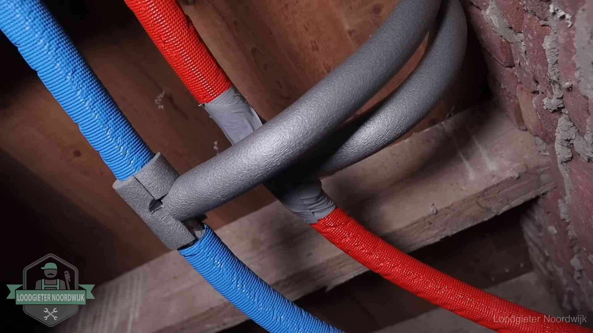 Geïsoleerde waterleidingen langs houten balken tegen bevriezing in Noordwijk