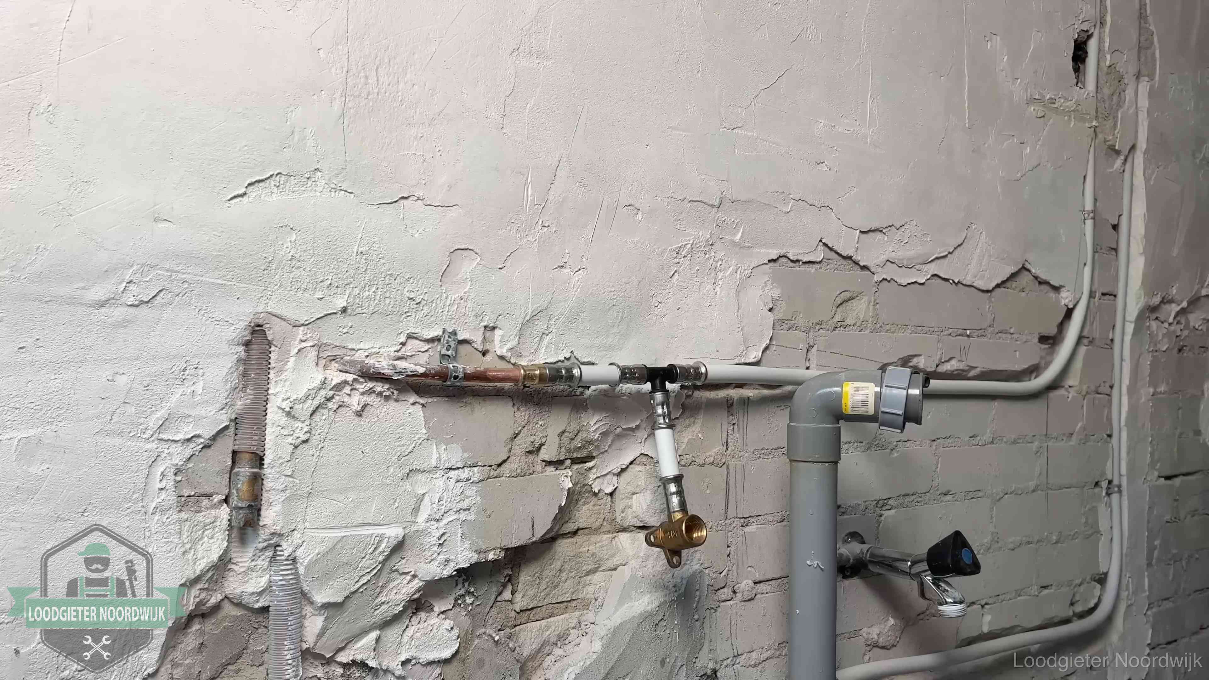 Nieuw leidingwerk naast een oud verroest leidingrestant in een woning in Noordwijk