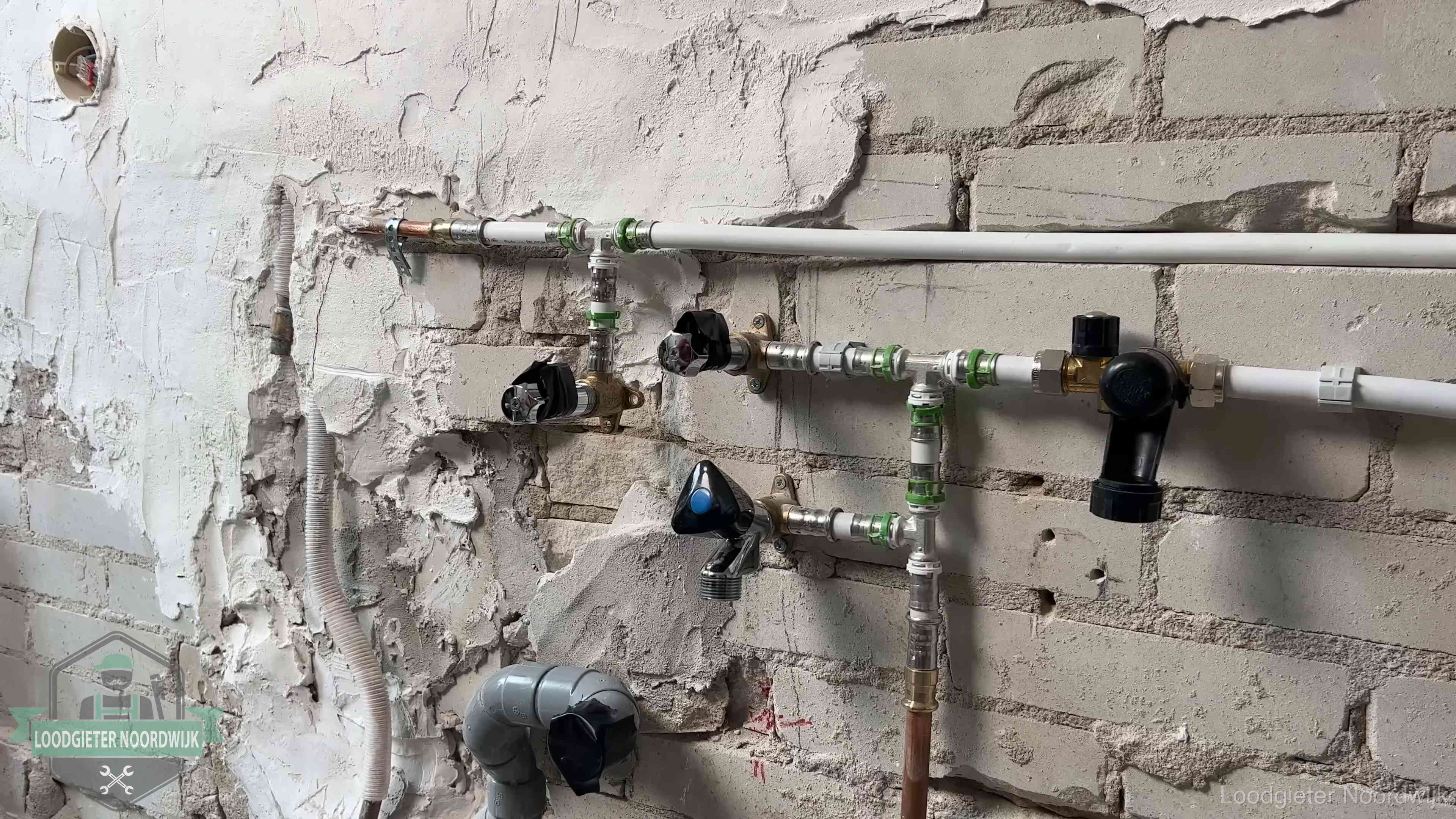 Nieuw aangelegd leidingwerk met persfittingen tijdens een verbouwing in Noordwijk