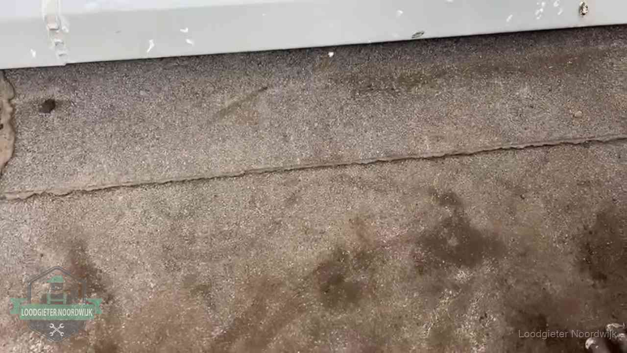 Stormschade en neerslag op daken in Noordwijk Vochtplekken bij de naad van een plat dak na aanhoudende regen in Noordwijk