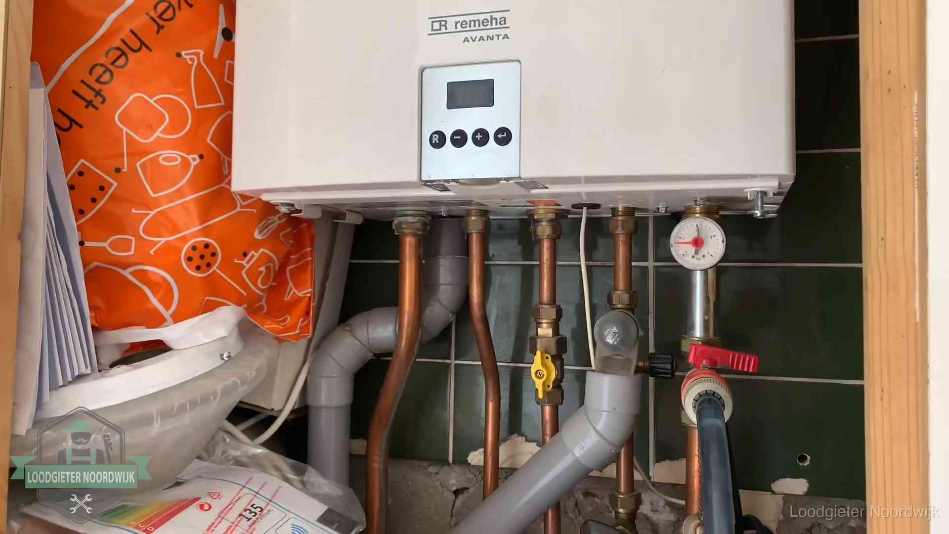 Remeha cv-ketel onderhoud in Noordwijk Oudere Remeha cv-ketel in een ketelkast in een woning in Noordwijk
