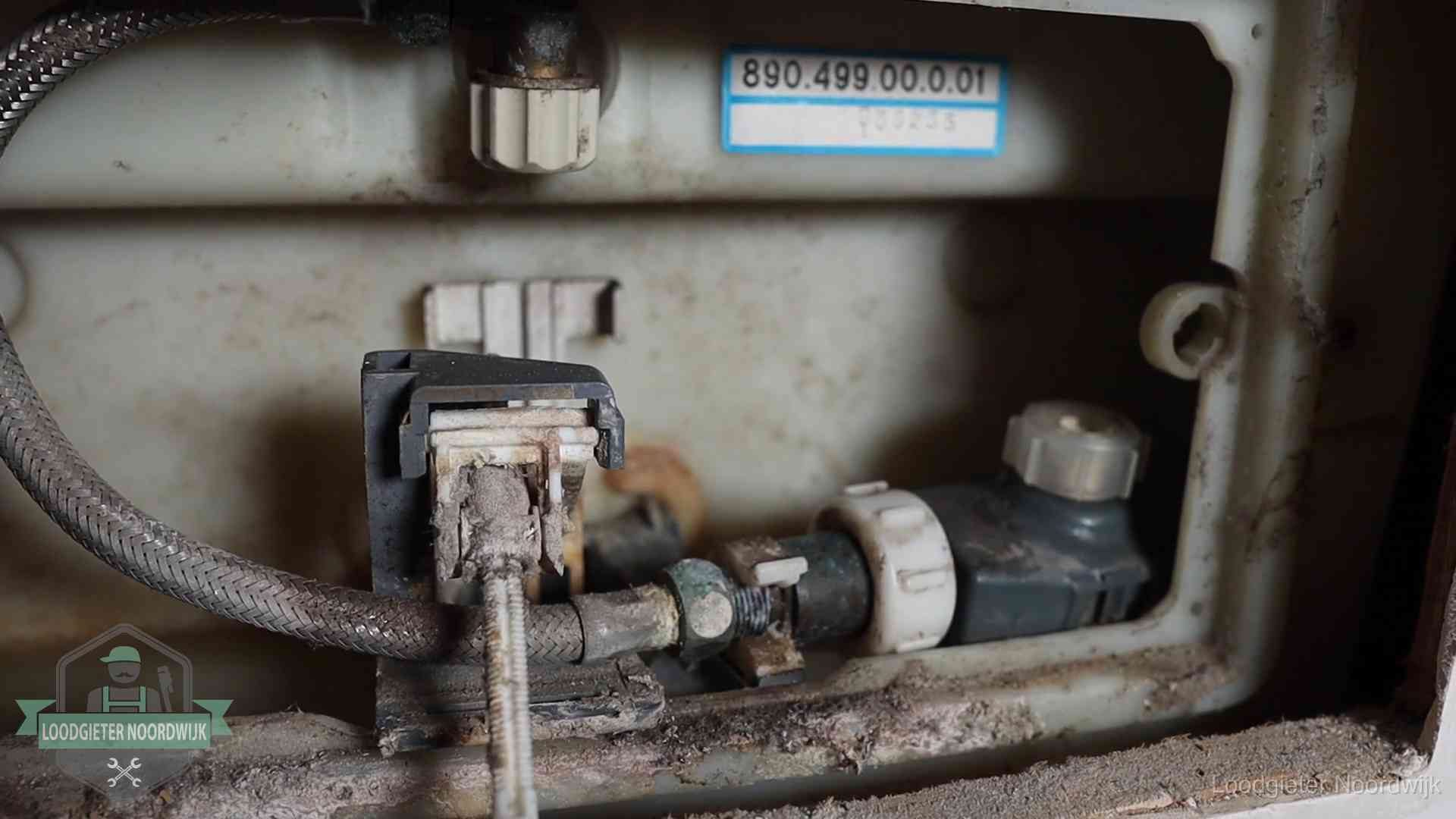 Stortbak en spoelmechanisme in Noordwijk Verkalkt binnenwerk van een stortbak met vlotterkraan in Noordwijk