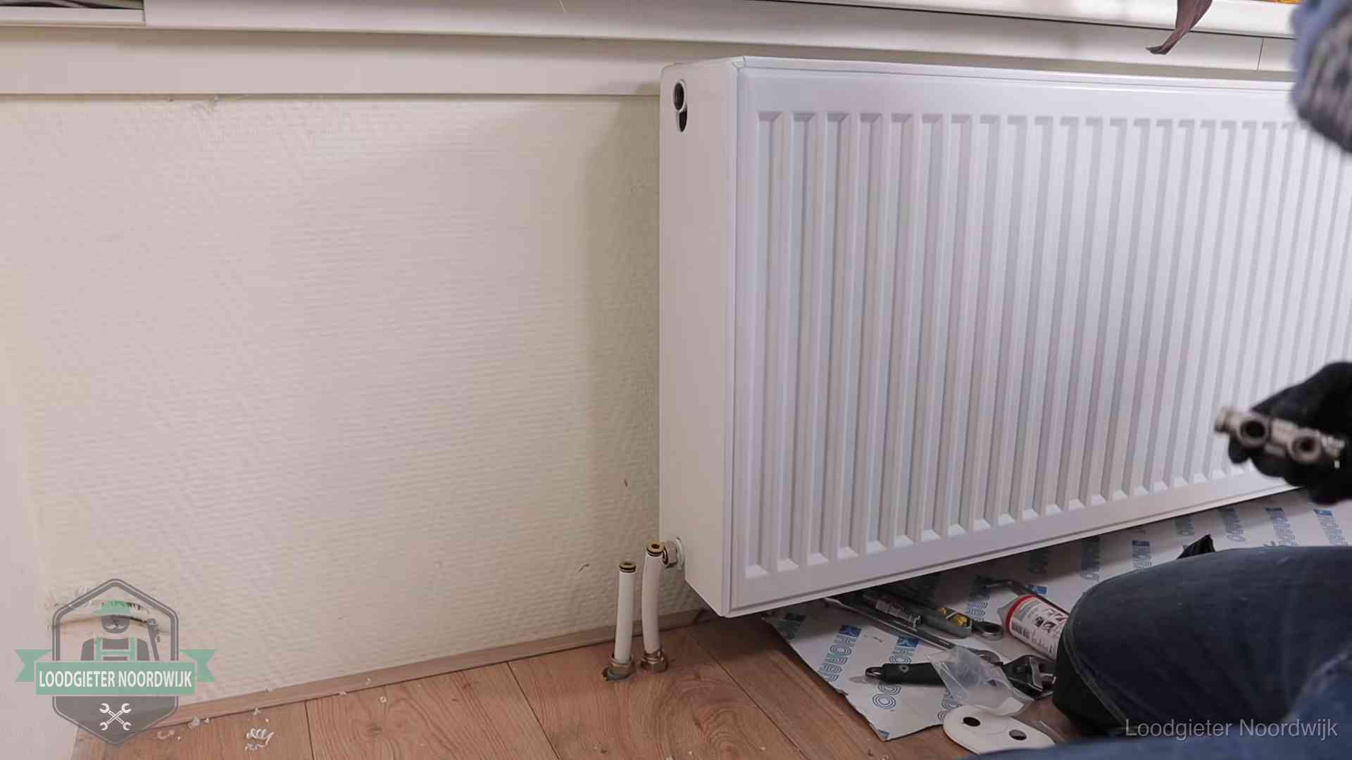 Verwarming per wijk in Noordwijk Nieuw gemonteerde radiator in een woonkamer in Noordwijk