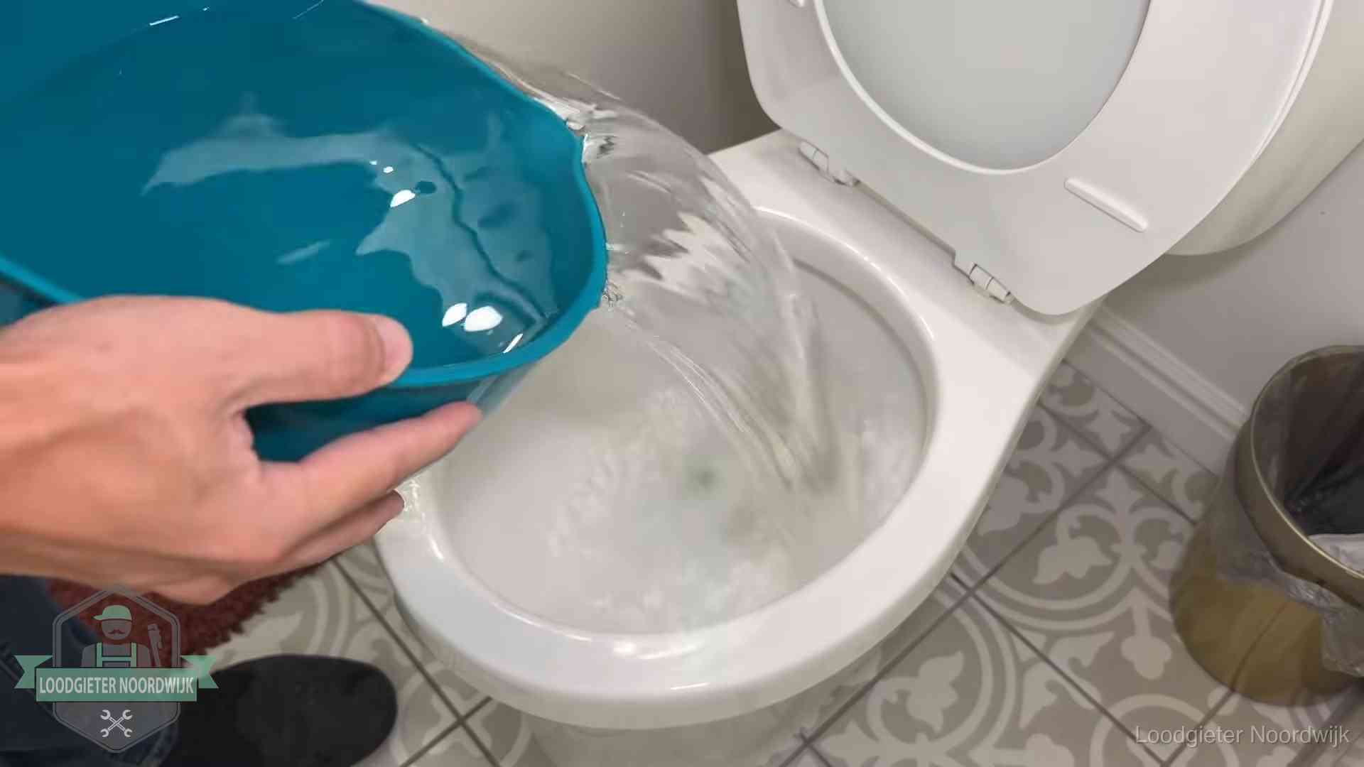De warm-water-methode in Noordwijk Warm water wordt voorzichtig in de wc-pot gegoten in Noordwijk