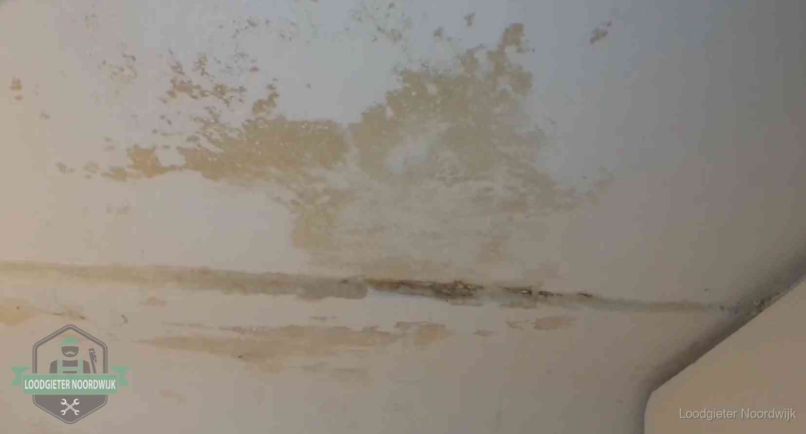 Watervlekken op een plafond in Noordwijk, schade die je bij de verzekering meldt