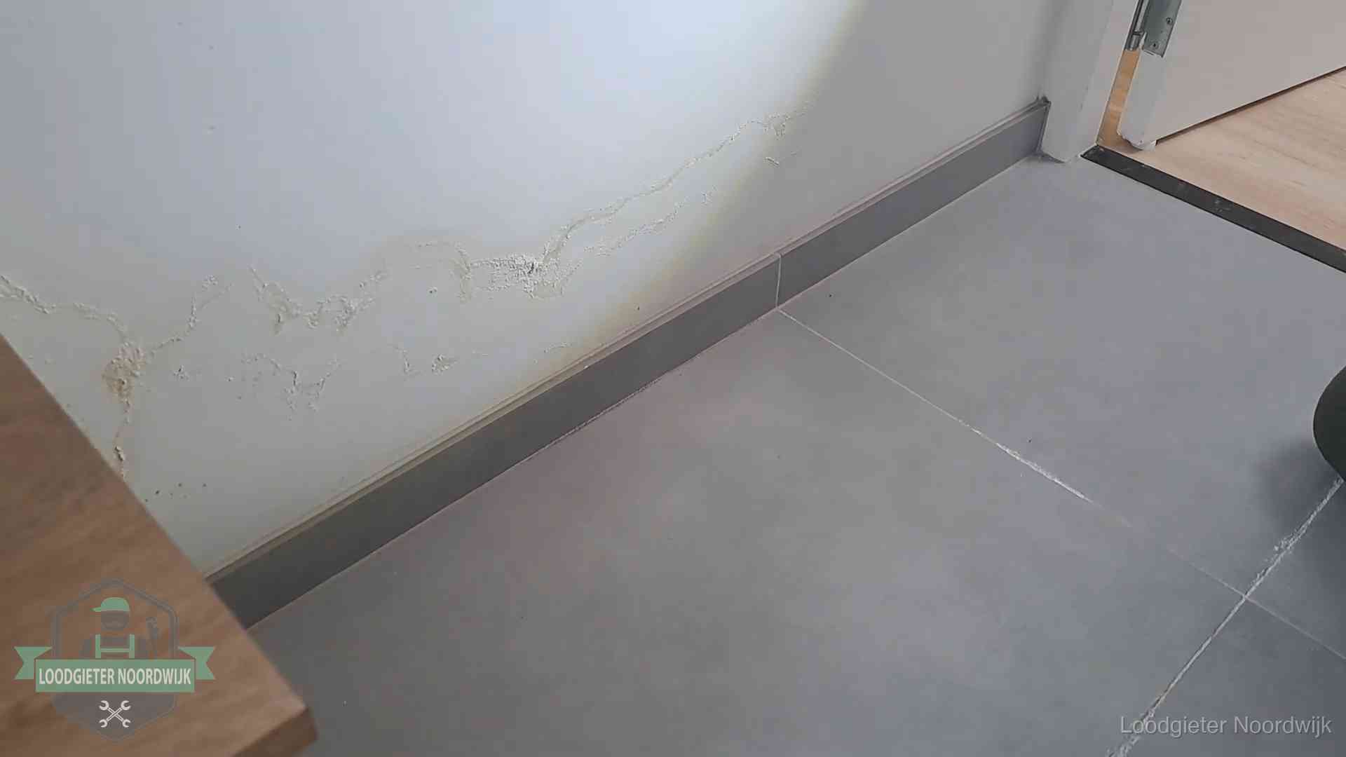 Verzekering en daklekkage in Noordwijk Waterschade met kalkuitbloeiing op een binnenwand in Noordwijk, vastgelegd voor de verzekering