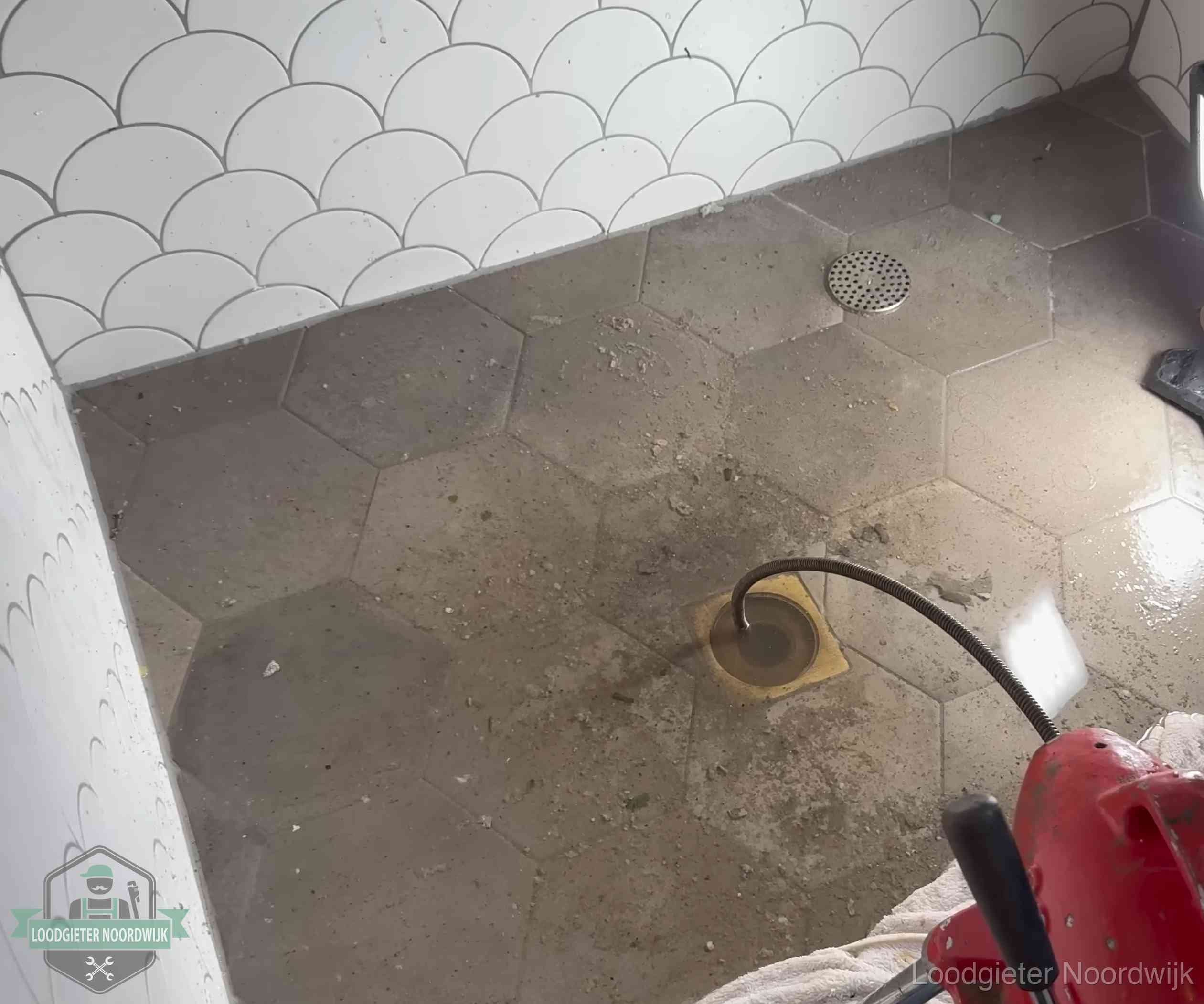 Stank uit wc of vloerput in Noordwijk Vloerput met waterslot in een badkamer in Noordwijk, een bron van stank als het waterslot droogstaat