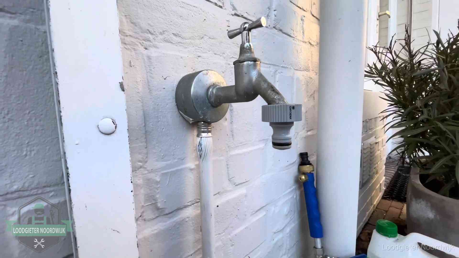 Buitenkraan met slangaansluiting bij een woning in Noordwijk, sluipverbruik zie je terug op de waterrekening