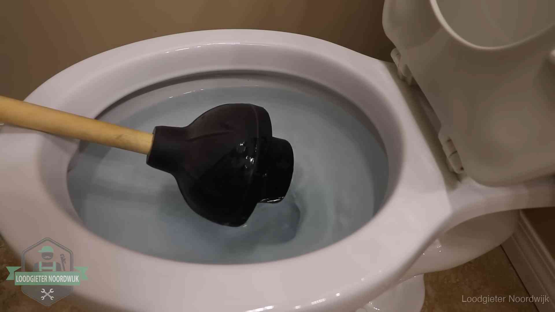 Wc vol water in Noordwijk Plopper in een wc-pot die vol water staat in Noordwijk