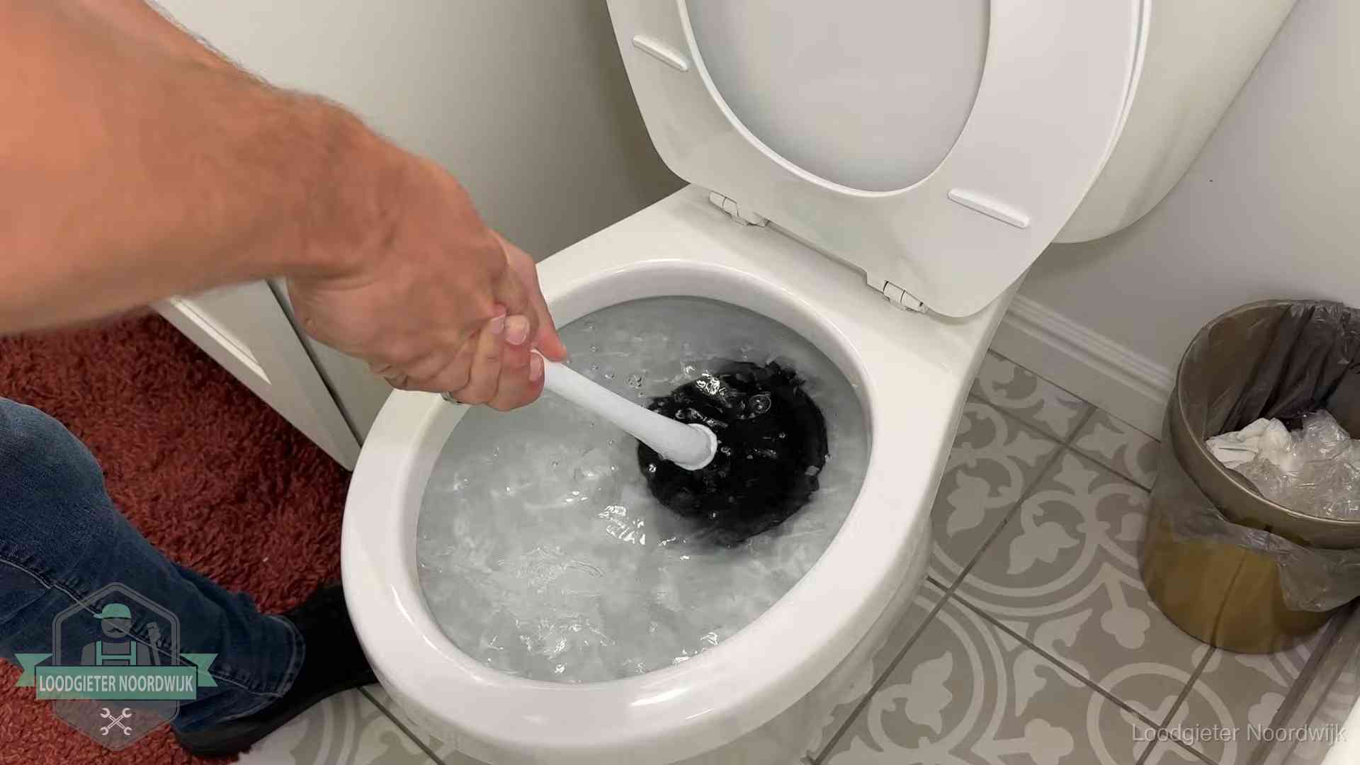 Zelf je wc ontstoppen in Noordwijk Zelf de wc ontstoppen met een plopper in Noordwijk, het water kolkt in de pot